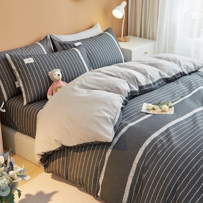 91家纺网 家纺一手货源 找家纺 2024新款无印风水洗棉亲肤简约学生三件套 深灰细条