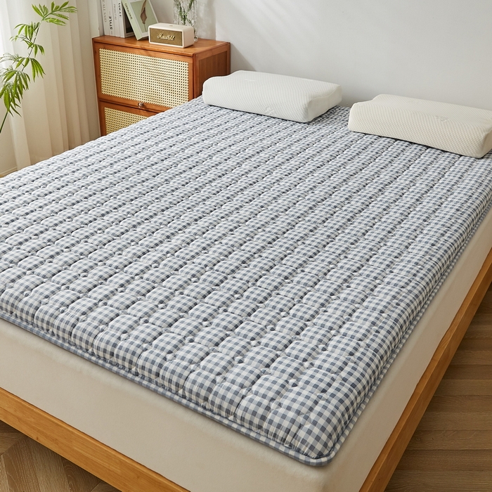 91家纺网 家纺一手货源 找家纺 迪乐妮 2024新款成人款藤席双面可用床垫（无印家居风） 蓝小格