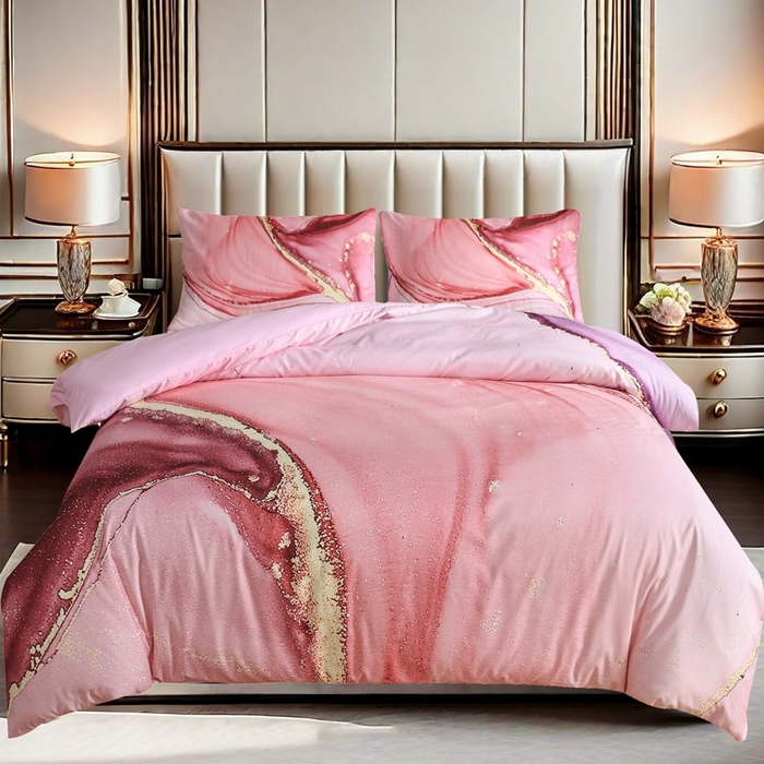 91家纺网 家纺一手货源 找家纺 璐维斯家纺 20255新款 现货 外贸跨境数码印花大版被套三件套temu shein 亚马逊床品套装床单款床笠款四件套 粉色流光