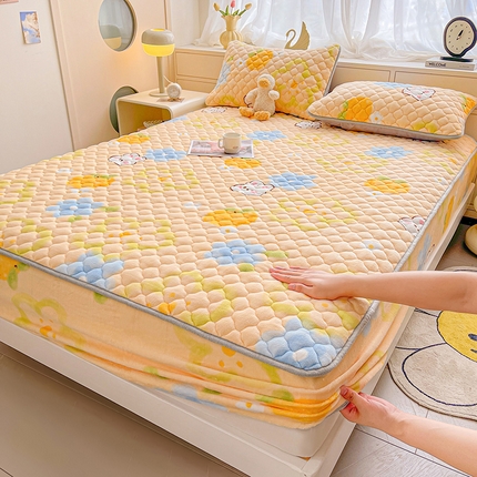 91家纺网 家纺一手货源 找家纺 （总）悦织语 2025新款200g加厚A类牛奶绒印花夹棉床笠床罩床护垫