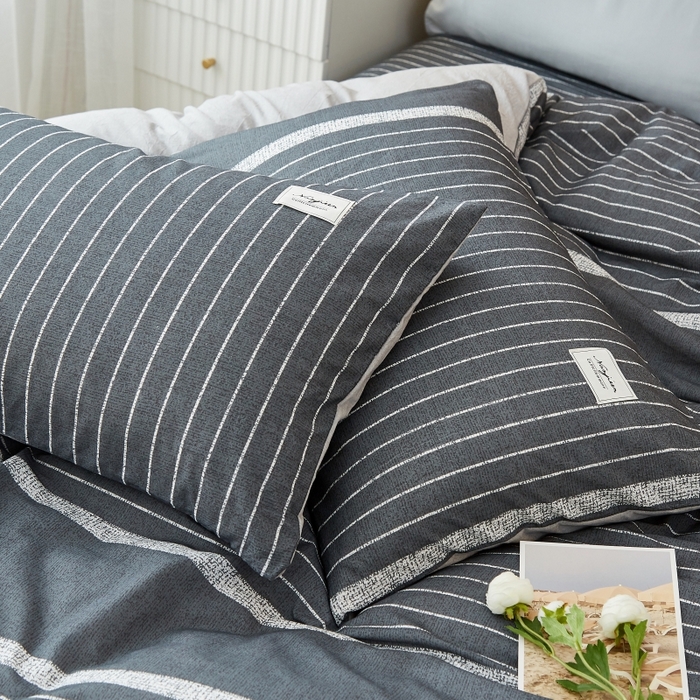 91家纺网 家纺一手货源 找家纺 2024新款无印风水洗棉亲肤简约学生三件套 深灰细条
