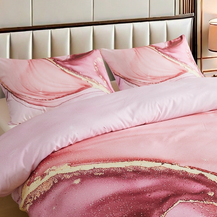 91家纺网 家纺一手货源 找家纺 璐维斯家纺 20255新款 现货 外贸跨境数码印花大版被套三件套temu shein 亚马逊床品套装床单款床笠款四件套 粉色流光