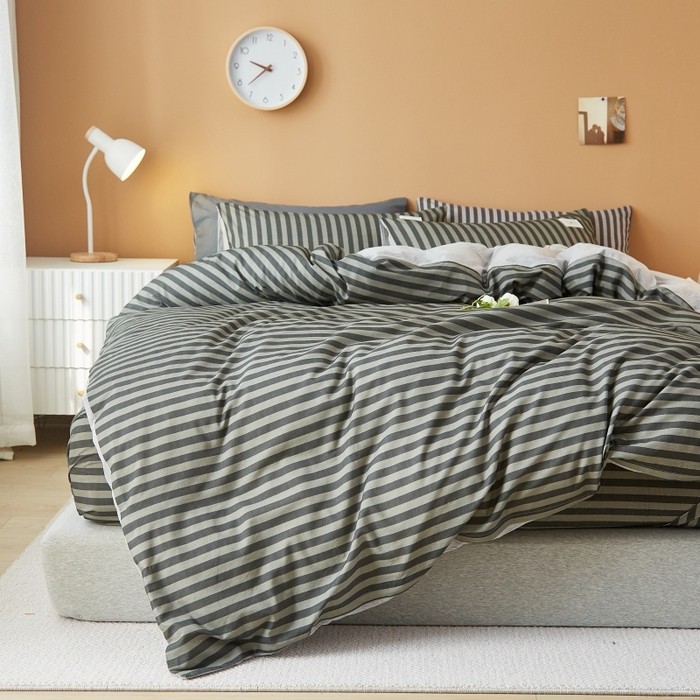 91家纺网 家纺一手货源 找家纺 2024新款无印风水洗棉亲肤简约学生三件套 简约灰条