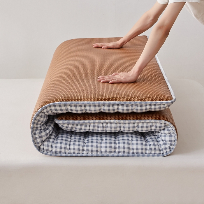 91家纺网 家纺一手货源 找家纺 迪乐妮 2024新款成人款藤席双面可用床垫（无印家居风） 蓝小格