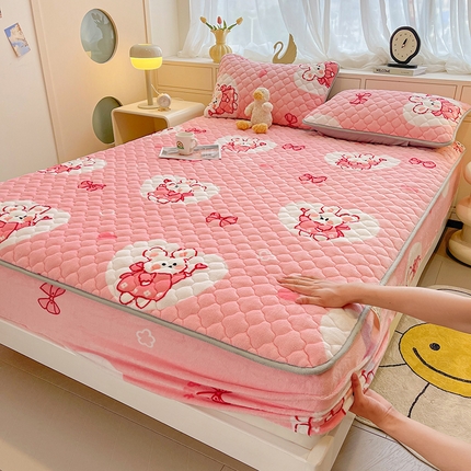 91家纺网 家纺一手货源 找家纺 （总）悦织语 2025新款200g加厚A类牛奶绒印花夹棉床笠床罩床护垫