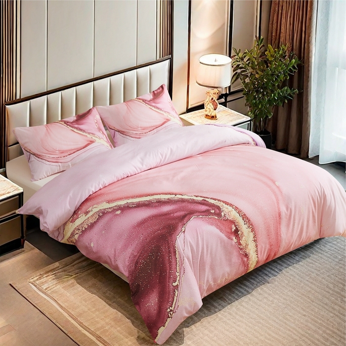 91家纺网 家纺一手货源 找家纺 璐维斯家纺 20255新款 现货 外贸跨境数码印花大版被套三件套temu shein 亚马逊床品套装床单款床笠款四件套 粉色流光