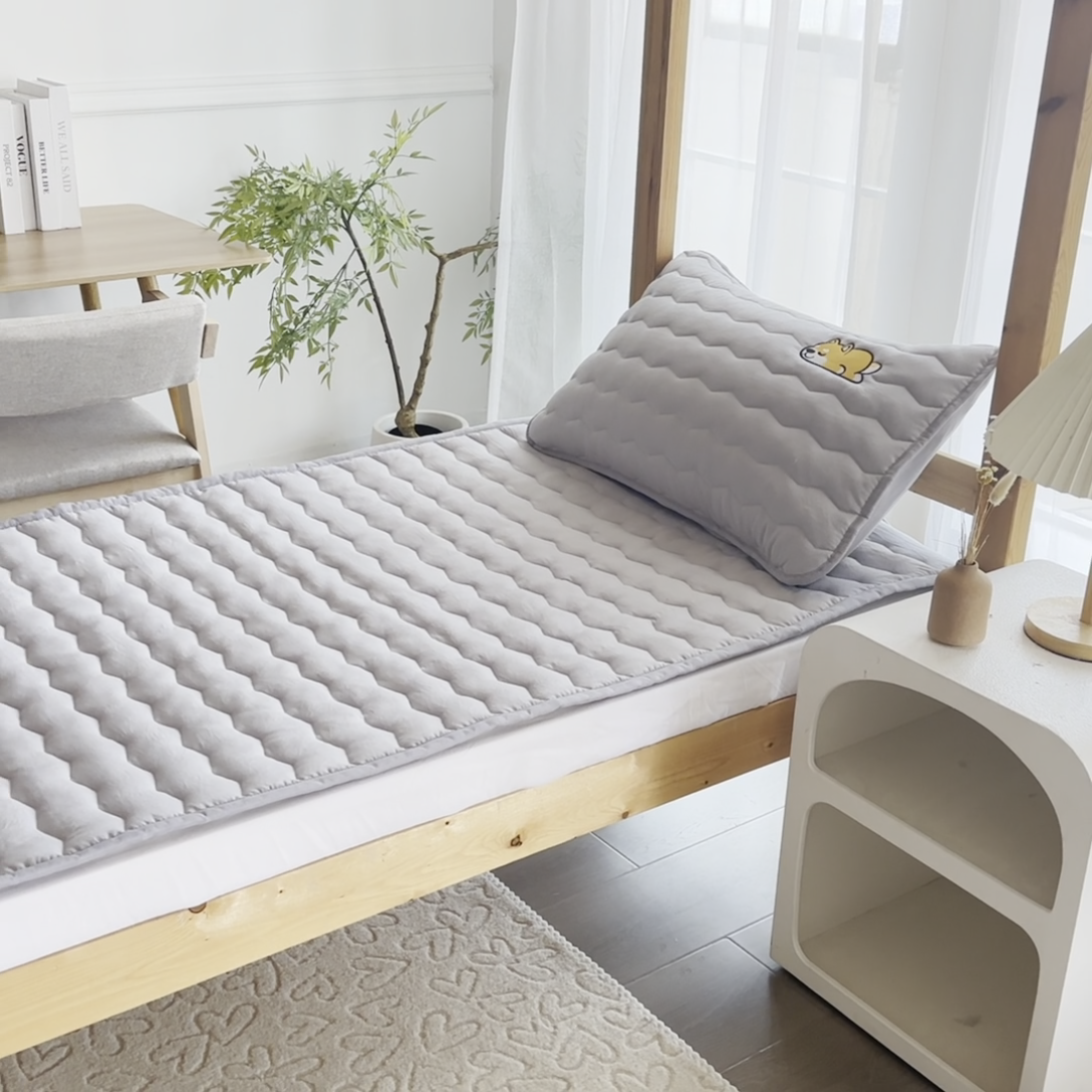 91家纺网 家纺一手货源 找家纺 恋绒家纺 2025新款刺绣款床垫学生床垫床褥宿舍上下铺床护垫 柯基KJ-奥丁灰