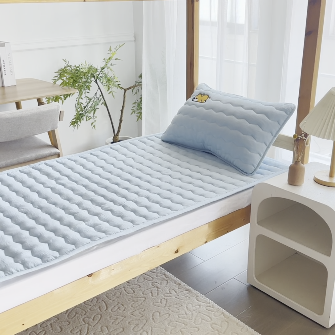 91家纺网 家纺一手货源 找家纺 恋绒家纺 2025新款刺绣款床垫学生床垫床褥宿舍上下铺床护垫 柯基KJ-天空蓝