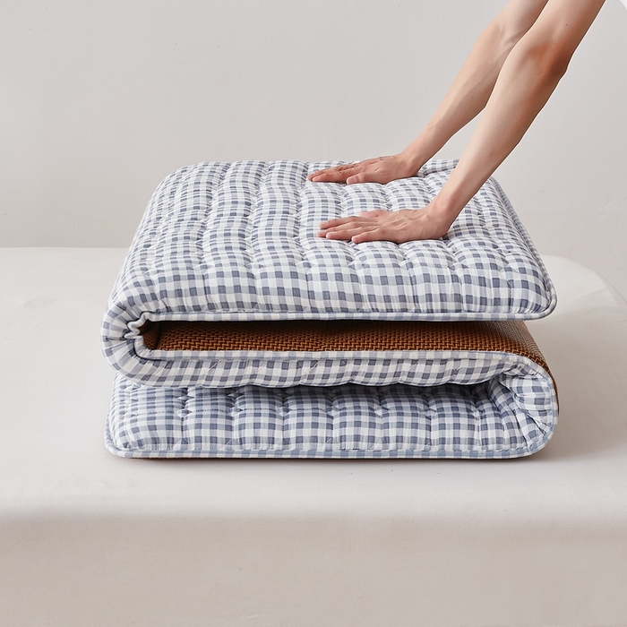 91家纺网 家纺一手货源 找家纺 迪乐妮 2024新款成人款藤席双面可用床垫（无印家居风） 蓝小格