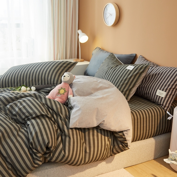 91家纺网 家纺一手货源 找家纺 2024新款无印风水洗棉亲肤简约学生三件套 简约灰条