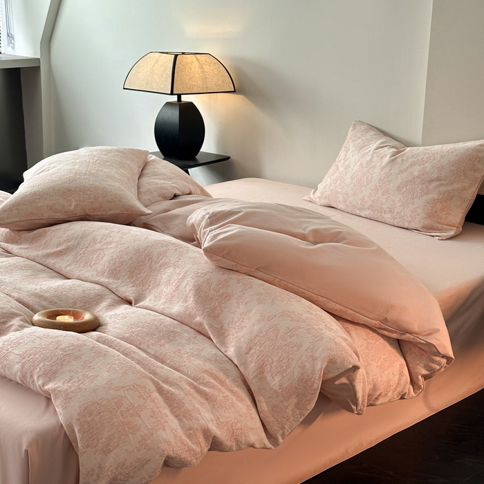 91家纺网 家纺一手货源 找家纺 博雅 2024新款全棉提花三层纱磨毛四件套（上图送2000元货款） 慕斯（粉）