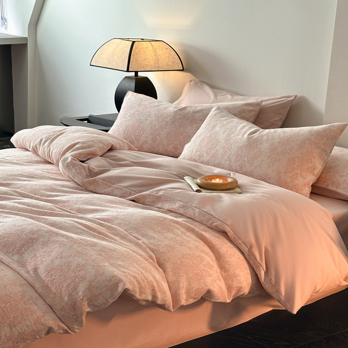 91家纺网 家纺一手货源 找家纺 博雅 2024新款全棉提花三层纱磨毛四件套（上图送2000元货款） 慕斯（粉）