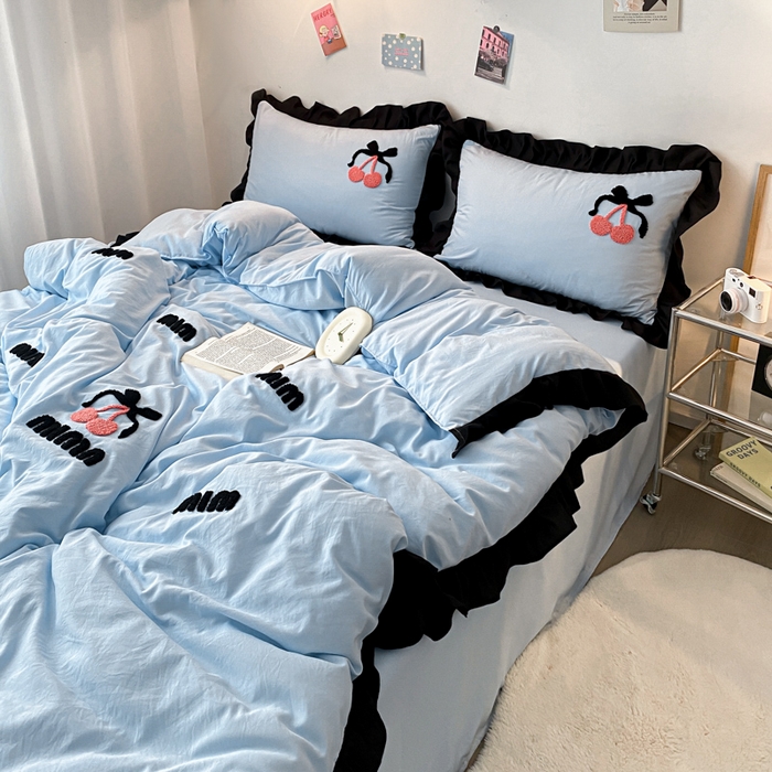 91家纺网 家纺一手货源 找家纺 泉欣家纺 2024新品韩式公主风毛巾绣花水洗棉四件套（专板花型） 字母樱桃  浅蓝