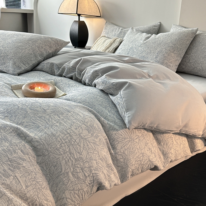 91家纺网 家纺一手货源 找家纺 博雅 2024新款全棉提花三层纱磨毛四件套（上图送2000元货款） 摩登森林（兰）