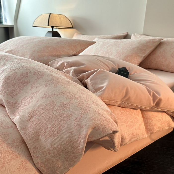 91家纺网 家纺一手货源 找家纺 博雅 2024新款全棉提花三层纱磨毛四件套（上图送2000元货款） 慕斯（粉）