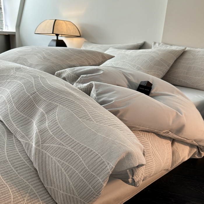 91家纺网 家纺一手货源 找家纺 博雅 2024新款全棉提花三层纱磨毛四件套（上图送2000元货款） 塞纳河畔（灰）