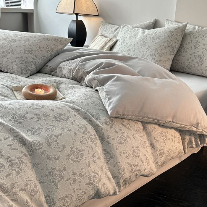 91家纺网 家纺一手货源 找家纺 博雅 2024新款全棉提花三层纱磨毛四件套（上图送2000元货款） 洛丽塔（灰）