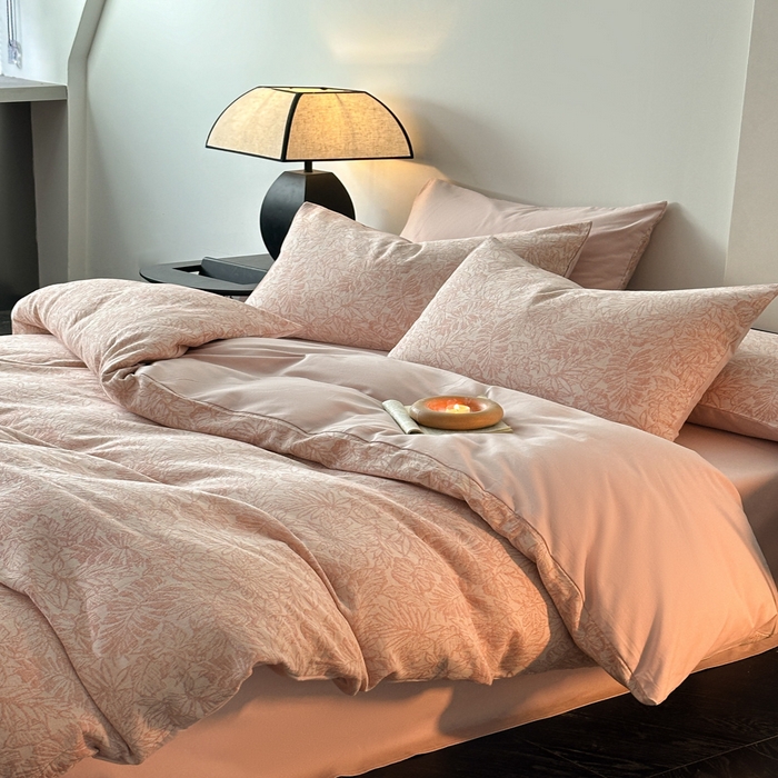 91家纺网 家纺一手货源 找家纺 博雅 2024新款全棉提花三层纱磨毛四件套（上图送2000元货款） 摩登森林（粉）