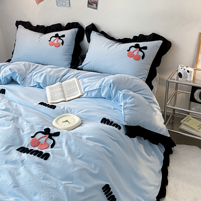 91家纺网 家纺一手货源 找家纺 泉欣家纺 2024新品韩式公主风毛巾绣花水洗棉四件套（专板花型） 字母樱桃  浅蓝