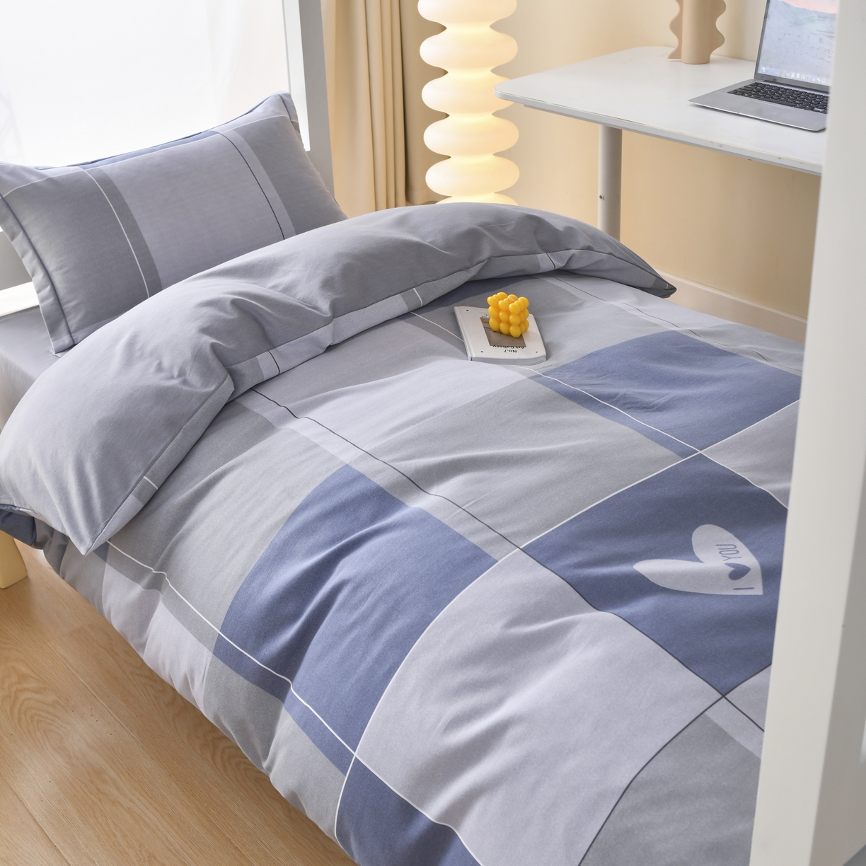 91家纺网 家纺一手货源 找家纺 优尚 2025全棉纯棉磨毛喷气印花学生三件套 蓝梦心格