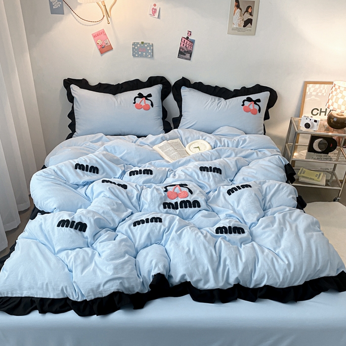 91家纺网 家纺一手货源 找家纺 泉欣家纺 2024新品韩式公主风毛巾绣花水洗棉四件套（专板花型） 字母樱桃  浅蓝