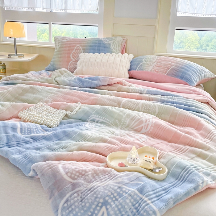 91家纺网 家纺一手货源 找家纺 言熙居家纺 2024新款AB版多功能盖毯被套 蝴蝶-粉蓝