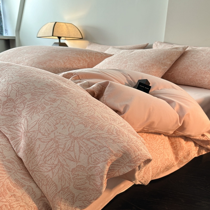 91家纺网 家纺一手货源 找家纺 博雅 2024新款全棉提花三层纱磨毛四件套（上图送2000元货款） 摩登森林（粉）