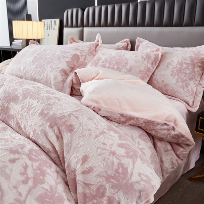 91家纺网 家纺一手货源 找家纺 2024新款A类8斤雕花绒牛奶绒四件套 繁花粉