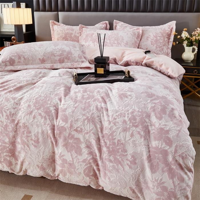 91家纺网 家纺一手货源 找家纺 2024新款A类8斤雕花绒牛奶绒四件套 繁花粉