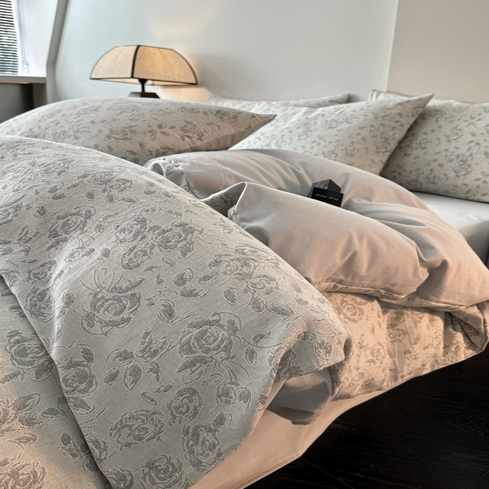 91家纺网 家纺一手货源 找家纺 博雅 2024新款全棉提花三层纱磨毛四件套（上图送2000元货款） 洛丽塔（灰）