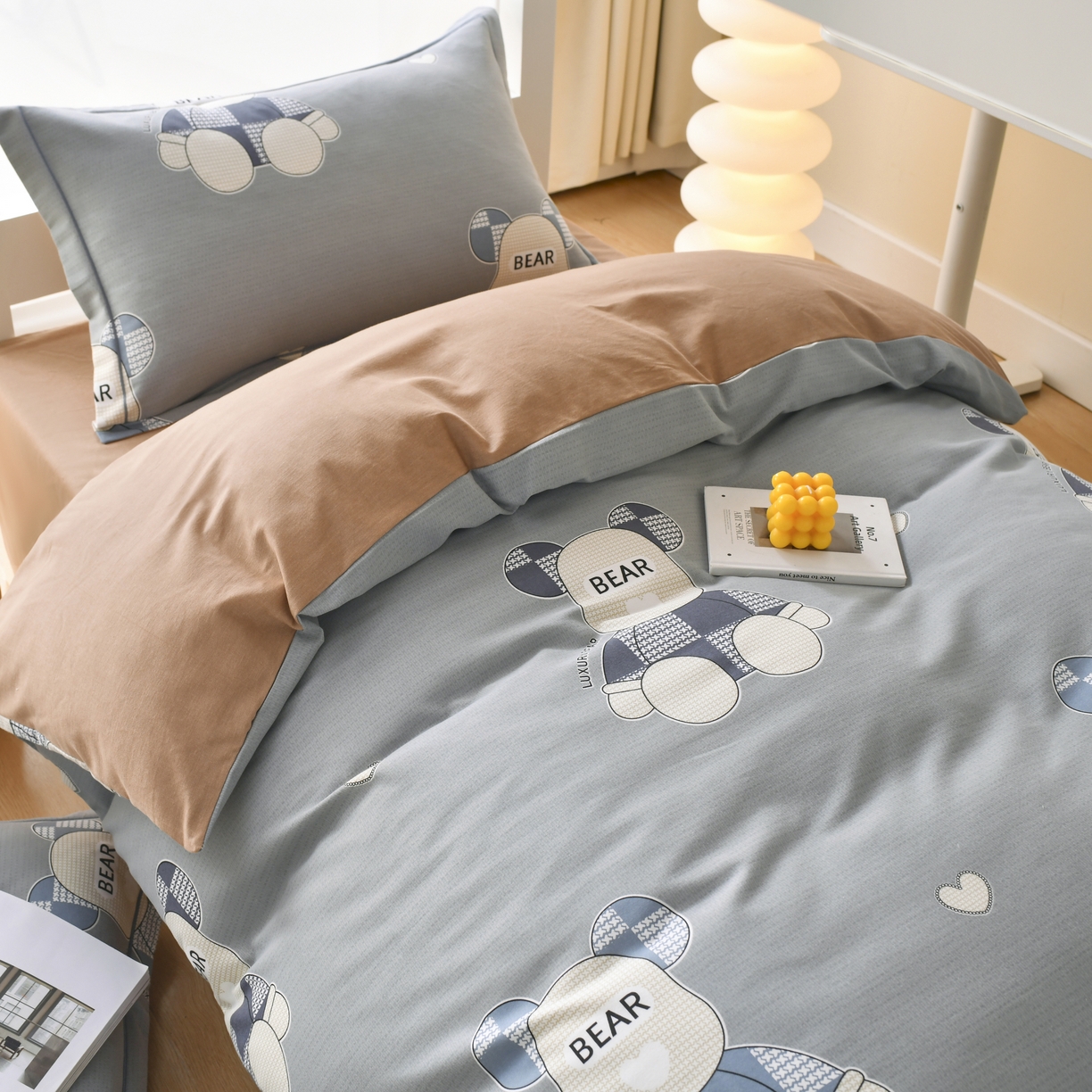 91家纺网 家纺一手货源 找家纺 优尚 2025全棉纯棉磨毛喷气印花学生三件套 星辉熊语