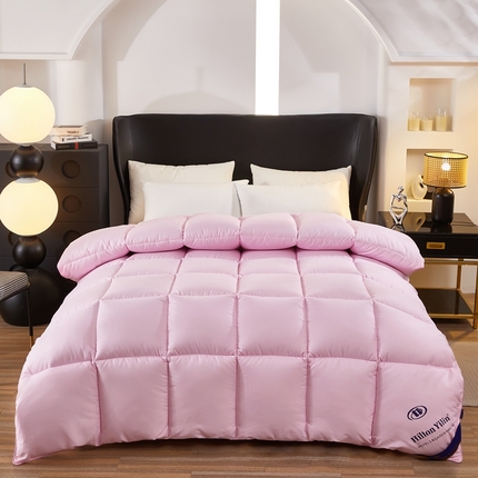 91家纺网 家纺一手货源 找家纺 美之润家纺 2025新款希尔顿酒店羽丝绒被 粉色