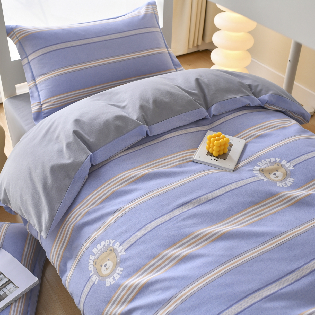 91家纺网 家纺一手货源 找家纺 优尚 2025全棉纯棉磨毛喷气印花学生三件套 星梦蓝语