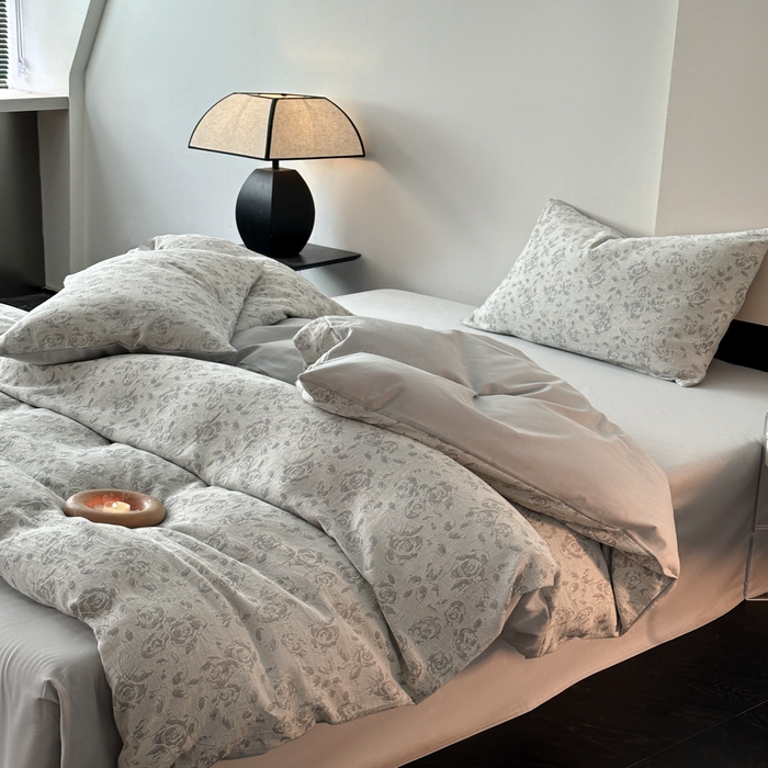 91家纺网 家纺一手货源 找家纺 博雅 2024新款全棉提花三层纱磨毛四件套（上图送2000元货款） 洛丽塔（灰）