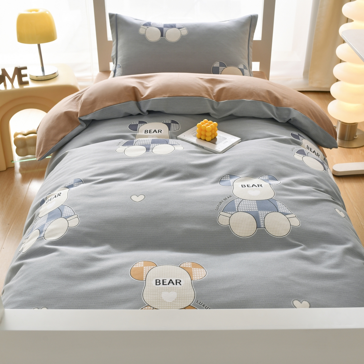 91家纺网 家纺一手货源 找家纺 优尚 2025全棉纯棉磨毛喷气印花学生三件套 星辉熊语