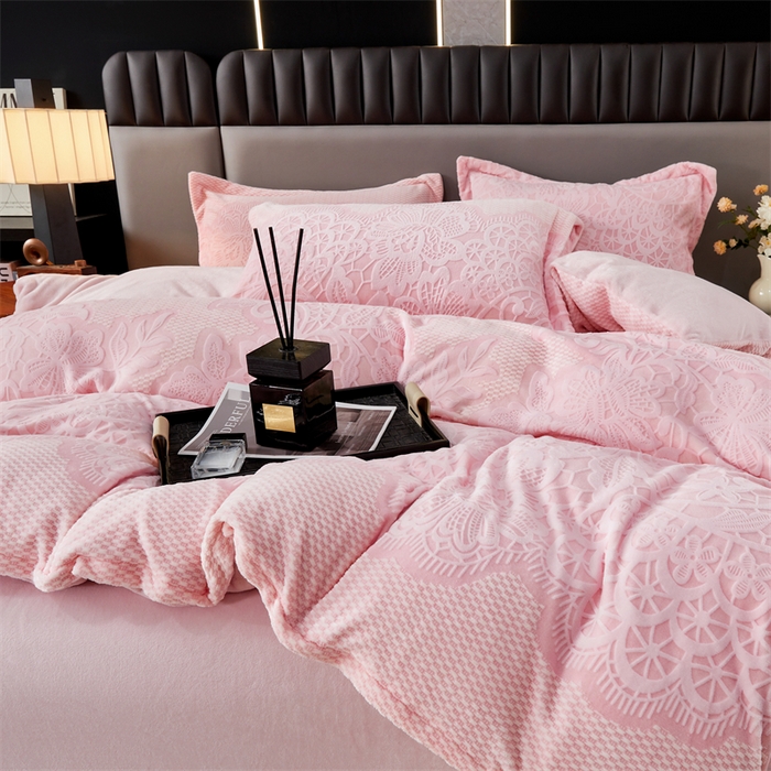 91家纺网 家纺一手货源 找家纺 2024新款A类8斤雕花绒牛奶绒四件套 蔷薇花语-粉