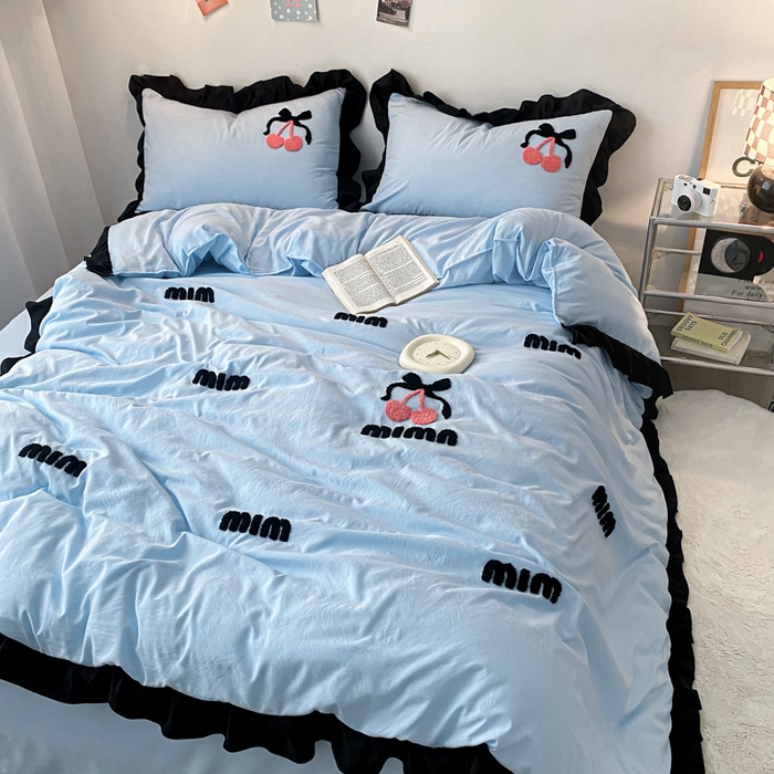 91家纺网 家纺一手货源 找家纺 泉欣家纺 2024新品韩式公主风毛巾绣花水洗棉四件套（专板花型） 字母樱桃  浅蓝