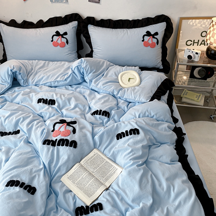 91家纺网 家纺一手货源 找家纺 泉欣家纺 2024新品韩式公主风毛巾绣花水洗棉四件套（专板花型） 字母樱桃  浅蓝