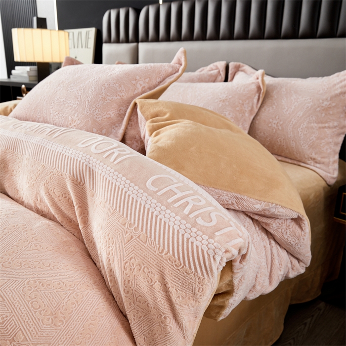 91家纺网 家纺一手货源 找家纺 2024新款A类8斤雕花绒牛奶绒四件套 梵音黄