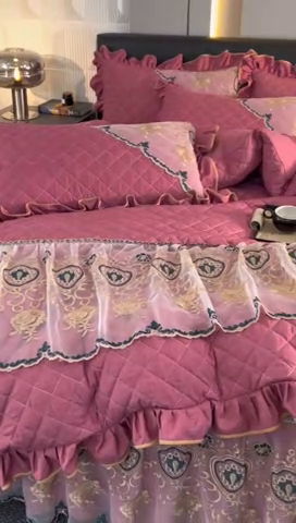 91家纺网 家纺一手货源 找家纺 罗艺轩 2024新款色织蕾丝夹棉床裙款四件套-皇家贵族 皇家贵族-珊瑚红