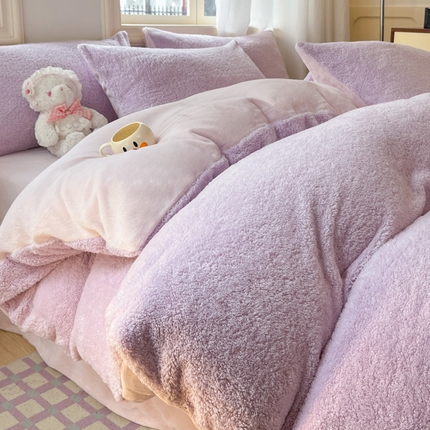 91家纺网 家纺一手货源 找家纺 绘萱家居 2024新款高克重泰迪绒纯色牛奶绒四件套双拼法莱绒珊瑚绒 泰迪绒-浅紫+淡紫