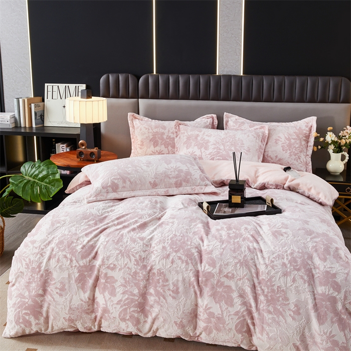 91家纺网 家纺一手货源 找家纺 2024新款A类8斤雕花绒牛奶绒四件套 繁花粉