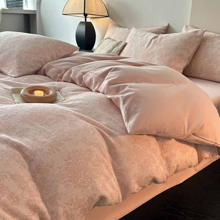 91家纺网 家纺一手货源 找家纺 博雅 2024新款全棉提花三层纱磨毛四件套（上图送2000元货款） 慕斯（粉）