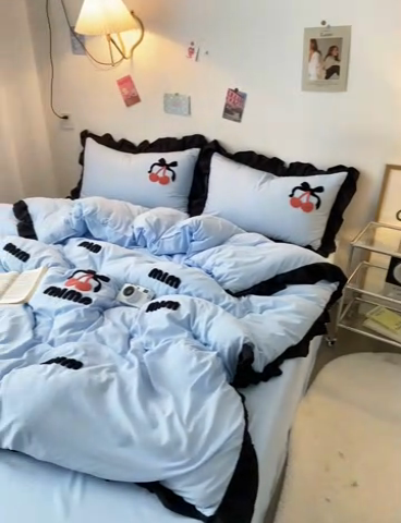 91家纺网 家纺一手货源 找家纺 泉欣家纺 2024新品韩式公主风毛巾绣花水洗棉四件套（专板花型） 字母樱桃  浅蓝