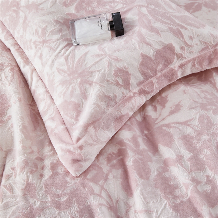 91家纺网 家纺一手货源 找家纺 2024新款A类8斤雕花绒牛奶绒四件套 繁花粉