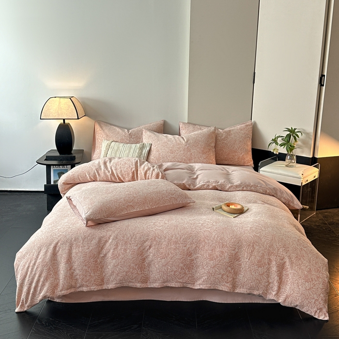 91家纺网 家纺一手货源 找家纺 博雅 2024新款全棉提花三层纱磨毛四件套（上图送2000元货款） 摩登森林（粉）