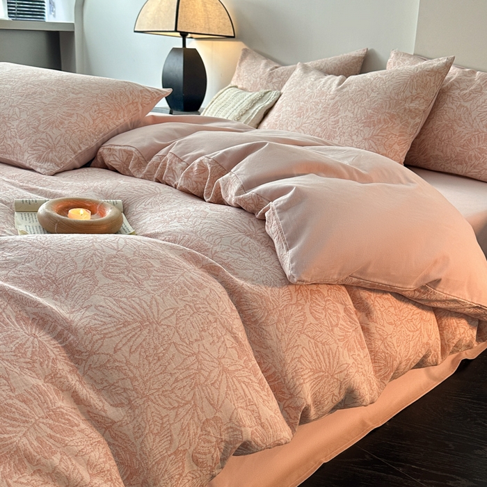 91家纺网 家纺一手货源 找家纺 博雅 2024新款全棉提花三层纱磨毛四件套（上图送2000元货款） 摩登森林（粉）