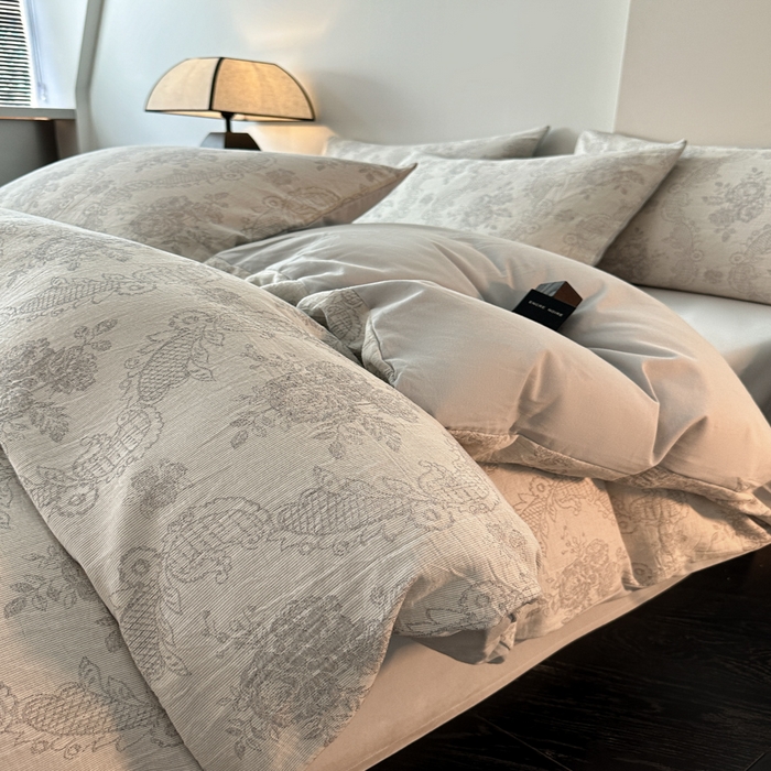 91家纺网 家纺一手货源 找家纺 博雅 2024新款全棉提花三层纱磨毛四件套（上图送2000元货款） 玫瑰面纱（灰）