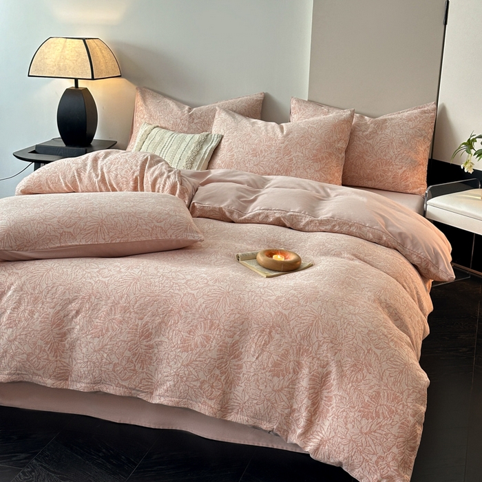 91家纺网 家纺一手货源 找家纺 博雅 2024新款全棉提花三层纱磨毛四件套（上图送2000元货款） 摩登森林（粉）