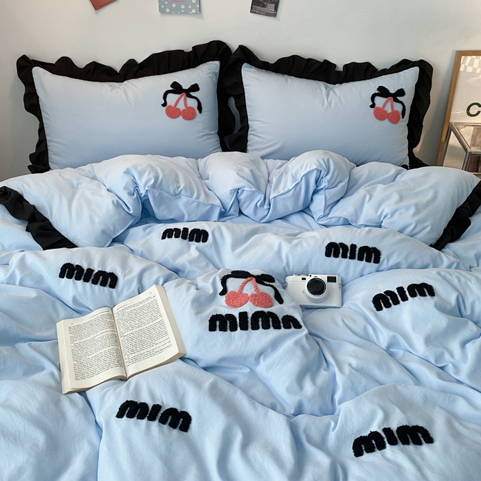 91家纺网 家纺一手货源 找家纺 泉欣家纺 2024新品韩式公主风毛巾绣花水洗棉四件套（专板花型） 字母樱桃  浅蓝